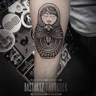 Tatuaje muñeca rusa de Bastartz #Bastartz #blackwork #geometric #russiadoll
