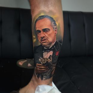 El tatuaje del padrino de Leonardo Rojas #LeonardoRojas #movietattoos #color #realism #realistic #painterly #TheGodfather #marlonbrando #actor #famous #film #cat #rose #Italian #mafia #gangster #NEW # today tattoo