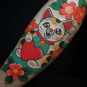 A very happy looking beckoning cat by Caio Pinerio (IG—caiopineiro). #beckoningcat #borderless #CaioPinerio #cherryblossoms  #Irezumi #unconventional