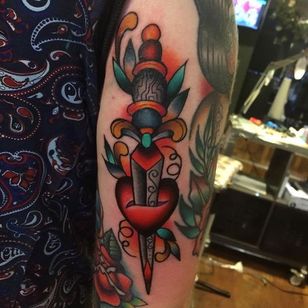 Tatuaje de daga por Rich Warburton