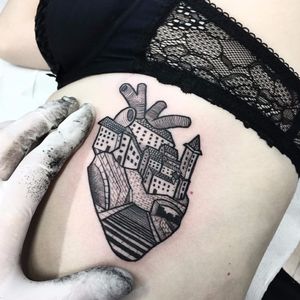 #AndreaBianchi #Bombayfoor #blackwork #fineline #tatuadoresgringos #coração #heart #cidade #city #pontilhismo #dotwork