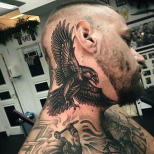 Tatuaje de cuervo por Andy Blanco #raven #raventattoo #blackandgrey #blackandgreytattoo #blackandgreytattoos #realism #realismtattoo #AndyBlanco #neck