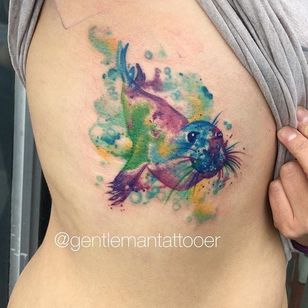 Tatuaje de una foca multicolor de Ryan Tews.  #acuarela #RyanTews #sello #multipolorojo #animales marinos