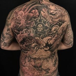 An black and grey depiction of a pack of foo dogs by Tristen Zhang (IG—tristen_chronicink). #foodogs #largescale #neoJapanese #TristenZhang