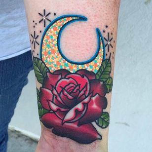 Tatuaje de rosa roja de aspecto sólido con una luna creciente.  Tatuaje de Katie McGowan.  #katiemcgowan #blackcobratattoo #coloredtattoo #rose #moon