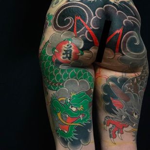 Tatuaje en la parte posterior del muslo y espalda baja.  Dragones y algo de viento, ¡hermoso trabajo de Horitou!  #ThomasPineiro #Horitou #blackgardentattoo #japanese #ryu #dragon