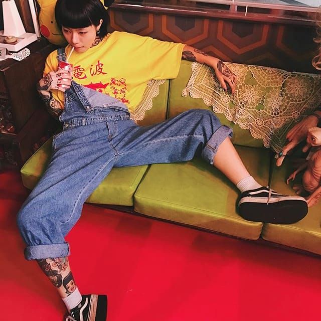 Camisa vieja con pantalones de hilo y Vans Old Skool.  #LilyCash #tattooartist #fashion #tattooedwomen #streetwear #hongkong #tattooapprentice