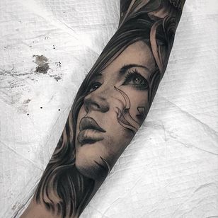Tatuaje de retrato negro y gris de Fibs.  #Fibs #JuvelVasquez #negro gris #retrato #mujer #mujerretrato