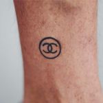Chanel logo on Pierre's leg #chanel #chanellogo #linework #3dprint #3dprintingtattoomachine #tatoué #appropriateaudiences