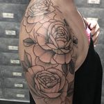 Rosas por Melissa Khouri! #MelissaKhouri #tatuadorasbrasileiras #tatuadorasdobrasil #tattoobr #tattoodobr #blackwork #neotrad #neotraditional #neotradicional #newtraditional #roses #rosas #flowers #flores