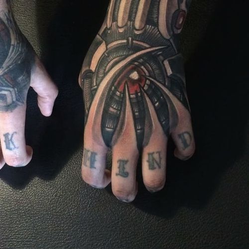 Some excellent biomechanical hand tattoos by Javier Obregon (IG—javiertattoo). #androids #biomechanical #cyborgs #JavierObregon #largescale #robots #sleeves
