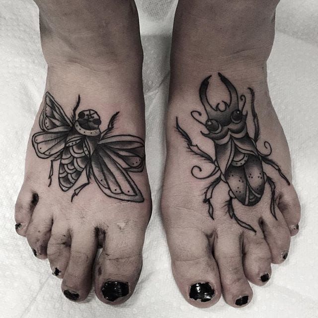 Tatuajes con polilla y escarabajo de Cheyenne Gauthier.  #tradicional #gris negro #CheyenneGauthier #insecto # polilla # escarabajo