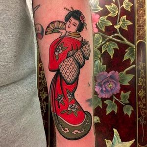 Linda tatuagem feita por Olivia Dawn! #OliviaDawn #gueixa #gueixatattoo #geisha #geishatattoo #traditional #tradicional #oldschool #traditionaltattoo #tatuagemtradicional #TradicionalAmericano