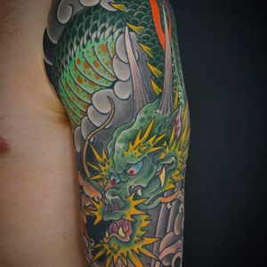 Incredible detail work on this dragon tattoo by Sandor Jordan. #sandorjordan #hakutsurutattoo #japanesestyle #japanese #essen #ryu #dragon