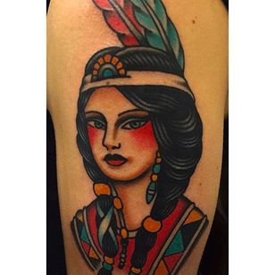 Hermoso retrato tradicional de una niña nativa.  Tatuaje realizado por Jaclyn Rehe.  #JaclynRehe #ChapelTattoo #traditional #girl #girlhead #girlsgirlsgirls #nativeamericangirl
