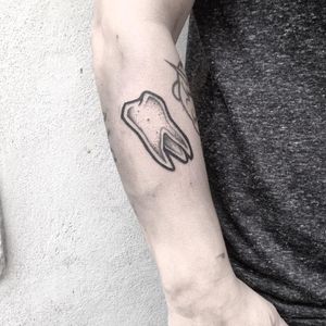 Tooth tattoo by Gus Gribouille #GusGribouille #doodle #abstract #graphic #blackwork #tooth
