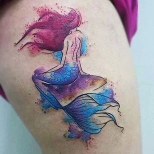 Tatuaje de sirena por Amanda Barroso #mermaid #mermaidtattoo #watercolor #watercolortattoo #watercolortattoos #brighttattoos #AmandaBarroso