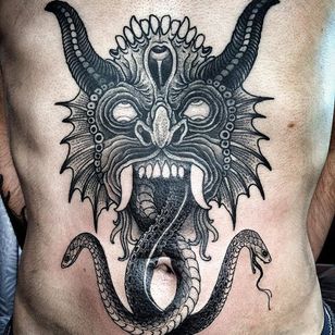 Tatuaje serpiente demonio por Tim Beijsens
