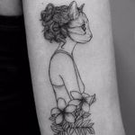 Gatinha #VioletaArus #gringa #minimalist #minimslista #blackwork #surrealism #surrealismo #delicada #delicate #woman #mulher #girl #garota #menina #gato #cat #flowers #flores