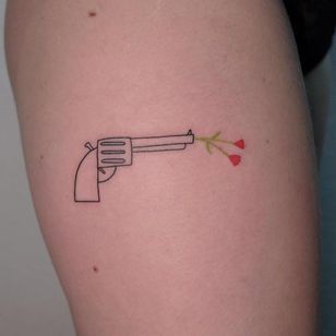 Bang Bang He Shot Me Down Tattoo por Victor Zabuga #VictorZabuga #smalltattoos #linework #minimal #tiny #gun #flowers #peace #makelovenotwar #antivold #color #tattoooftheday