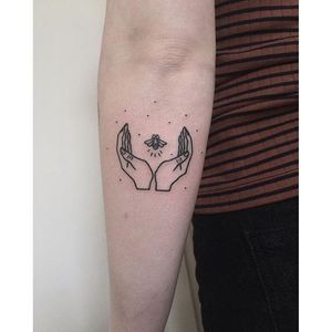 Handpoked tattoo by Cate Webb. #CateWebb #linework #handpoke #sticknpoke #handpoketattooartist #hand