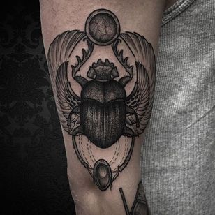 Tatuaje de escarabajo escarabajo por Luca Cospito #scarab #blackwork #blackworkartist #blackink #darkart #darkartist #spanishartist #LucaCospito