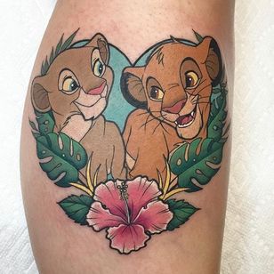 Tatuaje de Nala y Simba de Jackie Huertas.  #tradicional #JackieHuertas #Disney # león # El Rey León #Nala #Simba