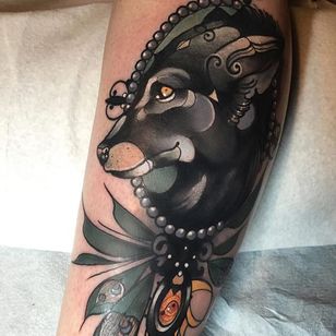 Tatuaje de lobo por Gia Rose #GiaRose #neotradicional #lobo #animales