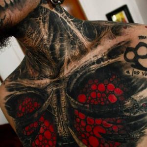 Amazing bio organic tattoo by Matias Felipe #biomech #biorganic #matiasfelipe #necromech #dark #blackwork #redink