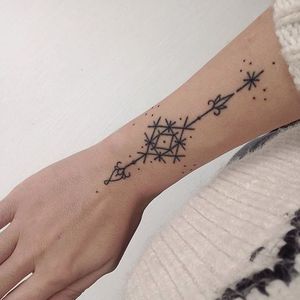 Handpoked arm tattoo by Anya Barsukova. #AnyaBarsukova #handpoke #minimalist #sacredgeometry #microtattoo #pattern