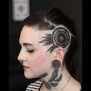 Mandala en el cuero cabelludo, hermoso tatuaje de Ibi Rothe.  #IbiRothe #traditionaltattoo #fedtattoos #mandala #scalptattoo