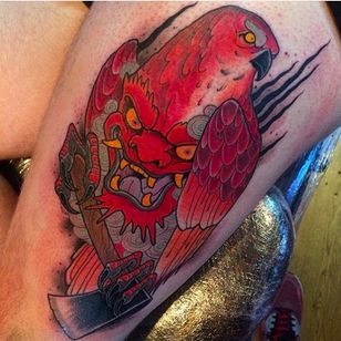 Un pájaro con una barriga de cabeza de demonio, tatuaje radical de Dave Swambo.  #DaveSwambo #neotradicional #pájaro #demonio
