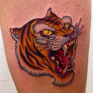 Tatuaje de cabeza de tigre de aspecto intenso realizado por Rafa Serrano.  #RafaSerrano #LTWtattoo #neotraditional #colourover #tiger #tigerhead