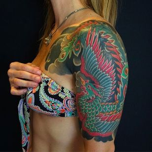 Brillante tatuaje de fénix en el brazo realizado por Horisada.  #Horisada #Tatuaje japonés #horimono #color tattoo #phoenix #Japanese