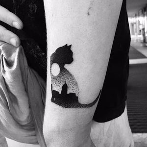 The skyline of a city underneath a full moon inside this cat silhouette by Sebastiano Perezzetta. #cat #city #landscapes #moon #SebastianoPerezzetta #silhouette
