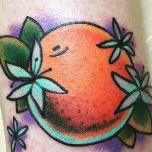 Divertido tatuaje floral y afrutado de @ 13arrowstattoo.  #naranja # cítricos #fruta #tradicional #floral # 13arrowstattoo
