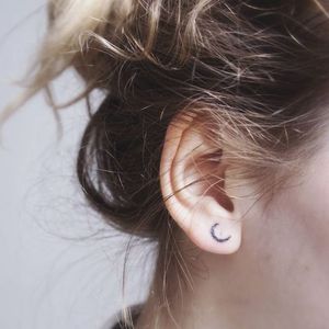 Cute moon earlobe tattoo by Aurora @aurorazlova/Instgram #earlobe #minimalistic #small #moon #crescent #cresentmoon #Aurora