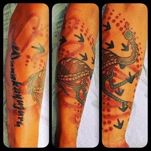 Tatuaje de Emu al estilo de las obras de arte tradicionales de los nativos australianos.  Tatuaje de Mike Rossow.  #emu #Australien #Australiananimal #Australianfauna #Aboriginal #IndigenousAustralia #Aboriginalartwork #MikeRossow