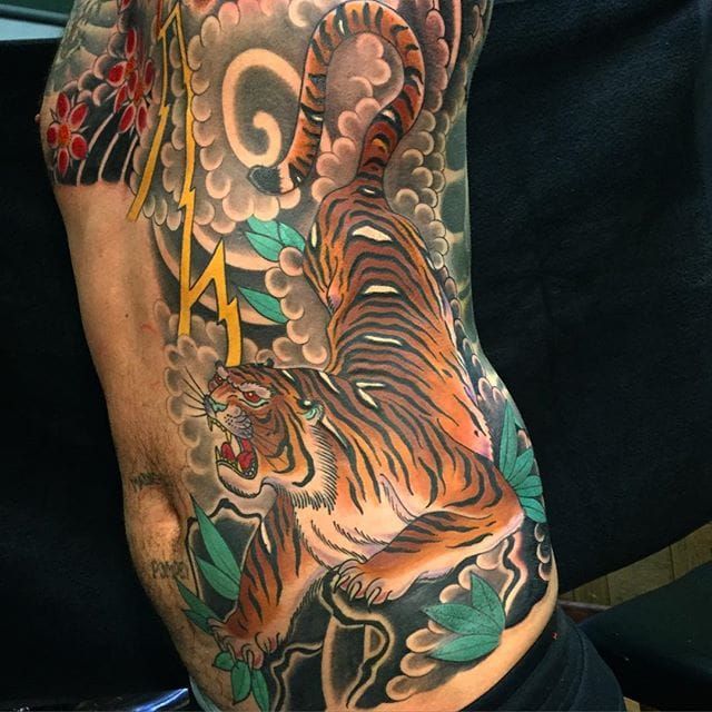 Tiger Tattoo por Daryl Williams #tiger #tigertattoo #traditional #traditionelletattoos #americantraditional #oldschool #traditionalartist #DarylWilliams