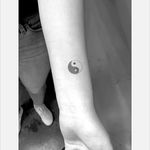 Tiny ying yang tattoo by Daniel Winter. #singleneedle #fineline #linework #DanielWinter #yingyang