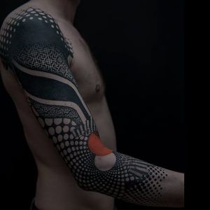 Cool sleeve by Rachel M. Köng #RachelMKöng #geometric #dotwork #blackwork #ornamental