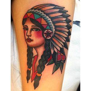 Hermoso tatuaje de cabeza de niña nativa hecho por Jaclyn Rehe. # JaclynRehe #ChapelTattoo #traditional #girl #girlhead #girlsgirlsgirls #nativeamericangirl