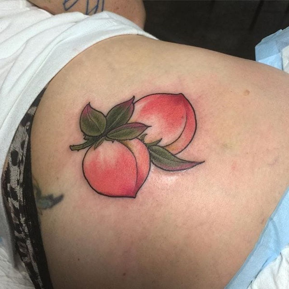 Что значит персик у девушки. Тату персик. Татуировка персик на ягодице.