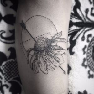 Tattoo em handpoke por Hannah Storm! #HannahStorm #tatuadorasbrasileiras #tatuadorasdobrasil #tattoobr #handpoke #flower #flor #delicate #delicada