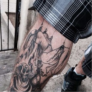 Tatuaje de suspensión Blackwork de OilBurner.  #OlieBurner #blackwork #metal # dark #gothic #writing #metal #suspension #woman