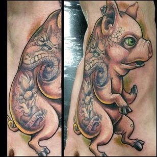 Fantástico tatuaje de cerdito tatuado de Zhimpa Moreno.  #ZhimpaMoreno #GRIS #dyr #nyskole