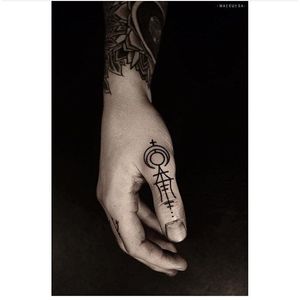 Finger tattoo by Roman Mateysta #arcane #blackwork #fingertattoo #RomanMateusta