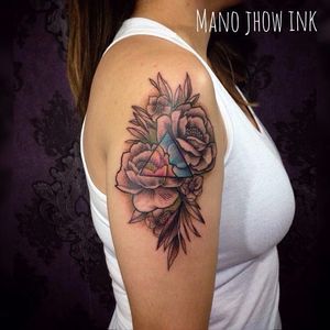 Aquela tatuagem com pegada poética #ViniciusLeite #ManoJhowInk #tatuadoresdobrasil #brazilianartist #brasil #brazil #flores #flowers #triangulo #triangle #folhas #leafs #botanica #botanic