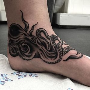 Freshly done octopus tattoo on the ankle looks sharp. Tattoo by Aaron Breeze #AaronBreeze #neotraditional #traditional #LifeAndDeathTattoo #blackworker #octopus