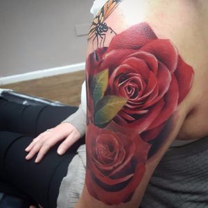 Tattoo por Connor Prue! #ConnorPrue #realism #realismo #colorful #colorido #realismocolorido #rose #rosa #flor #flower  #butterlfy #borboleta #nature #natureza